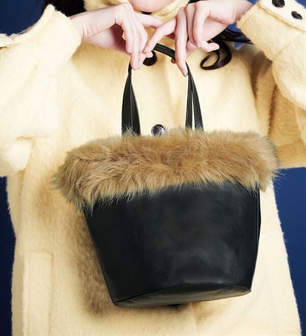 RANAN（ラナン）の「フェイクファーデザインミニトートバッグ（ハンドバッグ）」｜ブラック