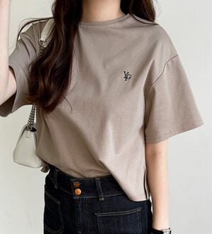 GeeRA（ジーラ）の「アナグラムロゴ刺しゅうＴシャツ（Tシャツ）」｜モカ