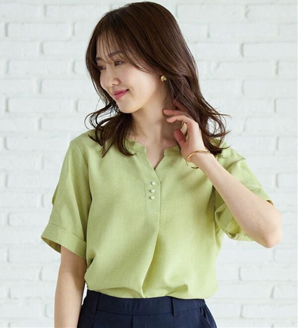 BELLUNA（ベルーナ）の「麻調合繊パール付タックデザインブラウス（ブラウス）」｜詳細画像