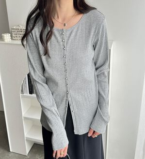 GeeRA（ジーラ）の「メニーボタンランダムリブトップス（カットソー）」｜杢グレー