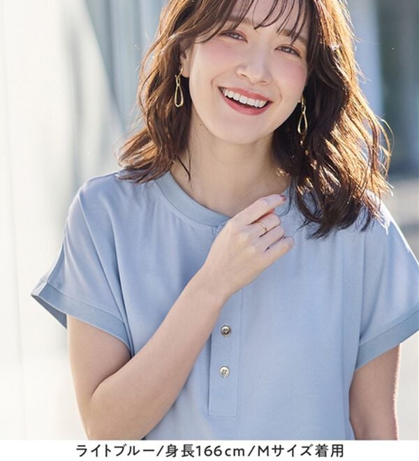 Viola e Viola（ヴィオラ エ ヴィオラ）の「さらさらＥＡＳＹ　前後２ＷＡＹヘンリーネックＴブラウス（ブラウス）」｜詳細画像