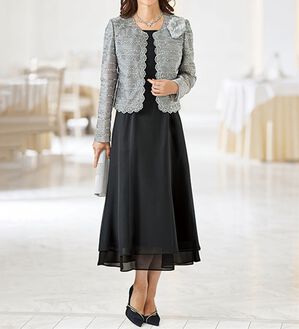 BELLUNA（ベルーナ）の「ラメ入り刺繍レースワンピースアンサンブル（ワンピースセットスーツ）」｜グレー系