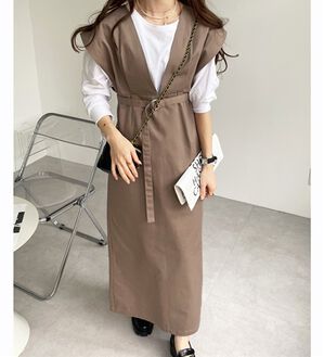 GeeRA（ジーラ）の「ベルト付Ｖネックジャンスカ（ジャンパースカート）」｜モカ