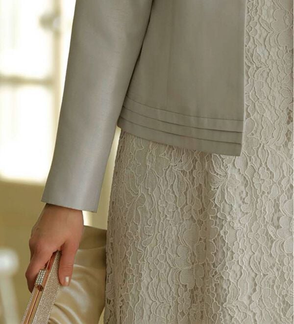 BELLUNA（ベルーナ）の「シャンタン素材ノーカラージャケットレースワンピースアンサンブル（ワンピースセットスーツ）」｜詳細画像