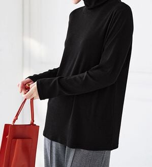 BELLUNA（ベルーナ）の「うっとりなめらか素材ハイネックプルオーバー（カットソー）」｜黒