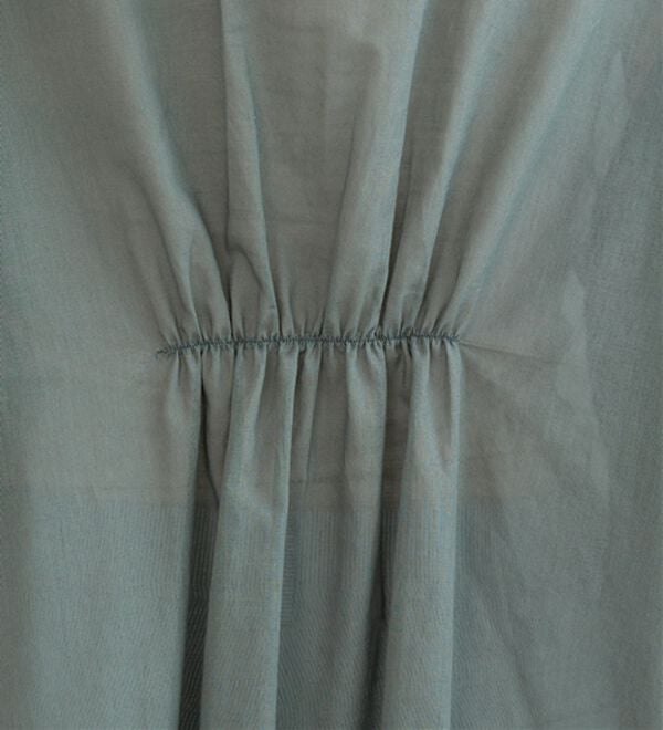 BELLUNA（ベルーナ）の「バックギャザー使いシアーシャツ（シャツ）」｜詳細画像