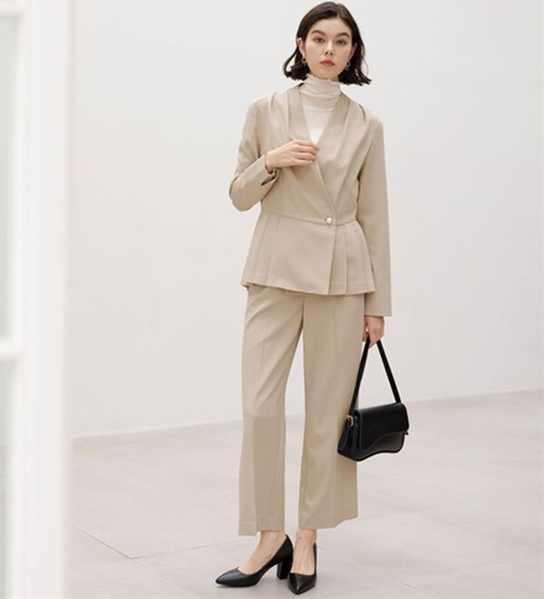 GeeRA（ジーラ）の「【２点セット】パールボタンペプラムプリーツブラウスセットアップ（その他スーツ）」｜詳細画像