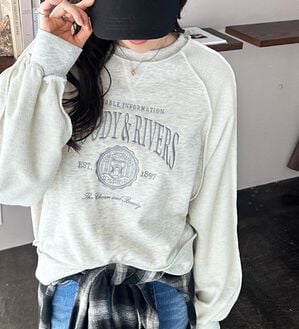 GeeRA（ジーラ）の「リメイク風刺しゅうロゴ裏毛スウェット（カットソー）」｜オートミール