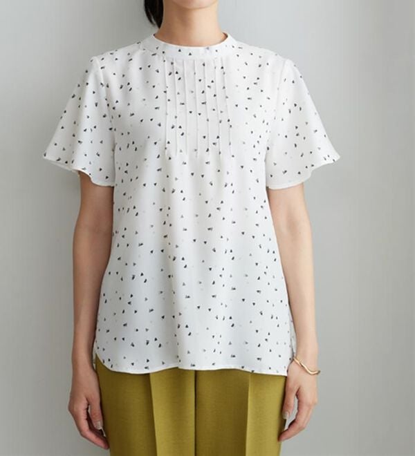 BELLUNA（ベルーナ）の「小紋柄タック使い袖フレアーブラウス（ブラウス）」｜詳細画像