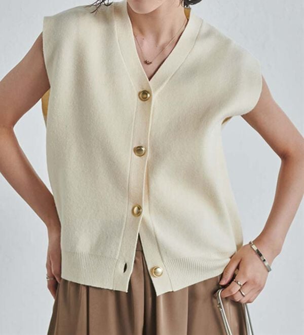 RANAN（ラナン）の「【ムースタッチ】洗える！ゴールド調ボタンニットベスト（ベスト）」｜詳細画像