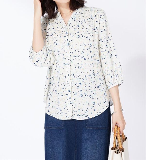 BELLUNA（ベルーナ）の「レーヨン素材ギャザー使いプリントブラウス（ブラウス）」｜詳細画像