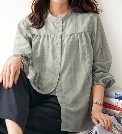BELLUNA（ベルーナ）の「身体のラインを気にしない！シアー刺しゅうゆったりブラウス（シャツ）」