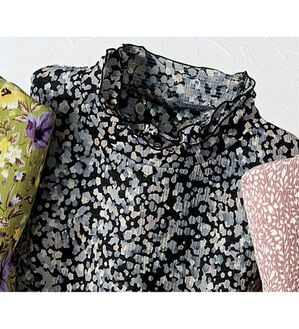 BELLUNA（ベルーナ）の「楊柳素材プリントハイネックプルオーバー（カットソー）」｜ドット柄(黒)