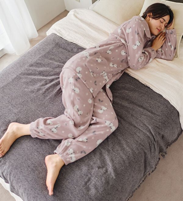 LAVIENNE（ラヴィエンヌ）の「【首元までぬくぬく】ソフトでかるぽかフリースハイネックパジャマ（パジャマ・ルームウェア）」｜詳細画像