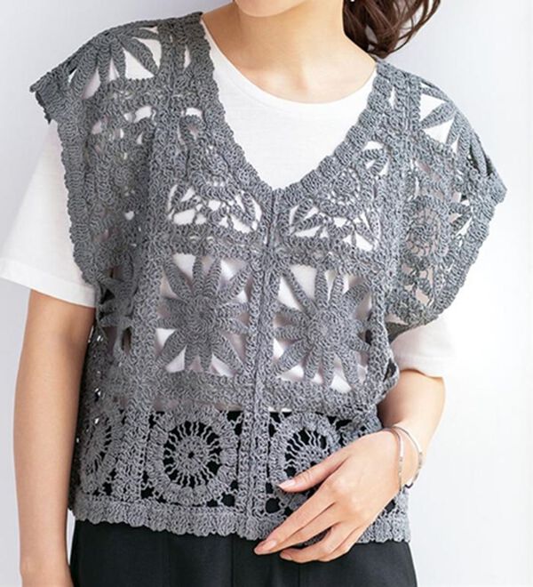 BELLUNA（ベルーナ）の「Ｔシャツに重ねるかぎ針風ベスト（ベスト）」｜チャコール