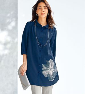 BELLUNA（ベルーナ）の「一輪の華咲くシャツチュニック（チュニック）」｜ネイビー
