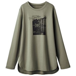 BELLUNA（ベルーナ）の「キレイ見え綿１００％素材プリントプルオーバー（カットソー）」｜カーキ