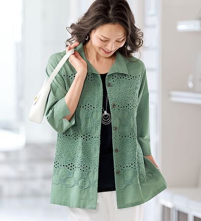 BELLUNA（ベルーナ）の「＜旅行をおしゃれに涼しく！＞刺しゅう使いシアー素材ジャケット（その他ジャケット）」