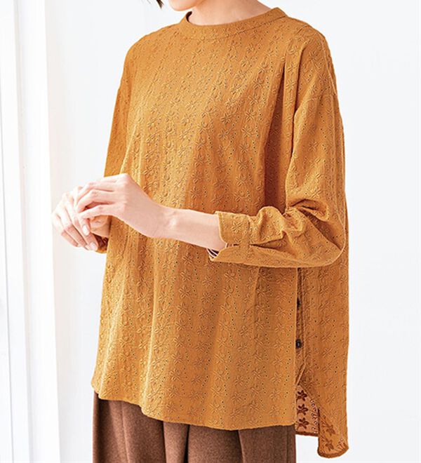 VINNO（ヴィノ）の「綿１００％小花刺しゅうゆったりブラウス（ブラウス）」｜詳細画像