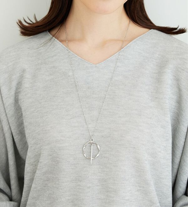 BELLUNA（ベルーナ）の「【2点セット】ネックレス付ラメ調ドルマンプルオーバー（カットソー）」｜詳細画像