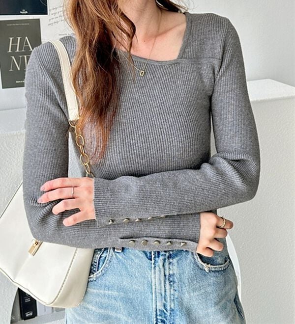 GeeRA（ジーラ）の「アシメネック袖ボタン付リブニット（ニット・セーター）」｜詳細画像