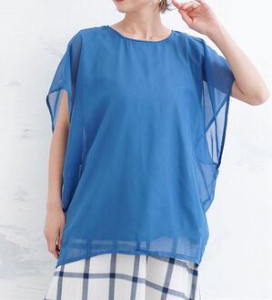 A HAPPY MARILYN（アハッピーマリリン）の「【麗シルエット】綿１００％ 二の腕周りをひらっと隠す シフォン重ね ブラウス（ブラウス）」｜ダスティブルー