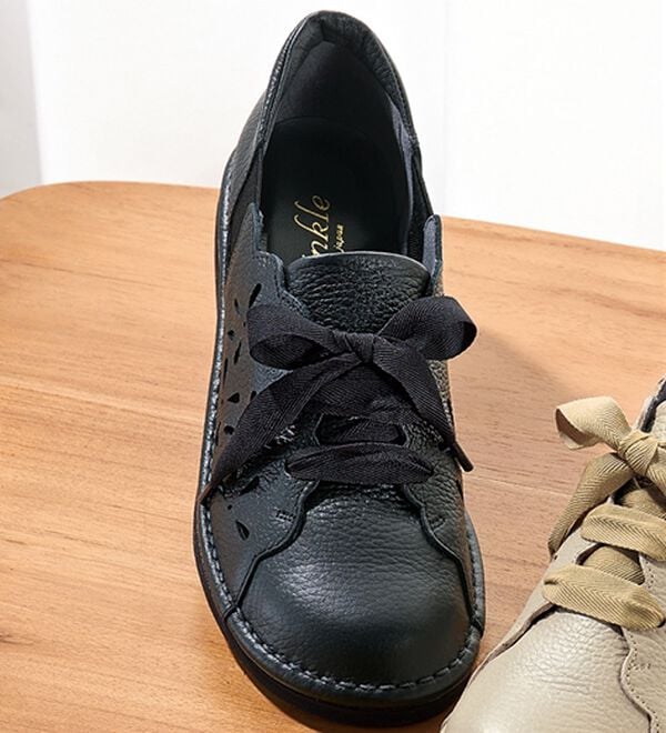 ルフラン（ルフラン）の「５Ｅ花柄パンチングアウトステッチシューズ（フラットシューズ）」｜ブラック