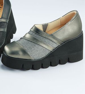 BELLUNA（ベルーナ）の「４Ｅ異素材切替キャタピラーシューズ（スリッポン）」｜ガンメタリック