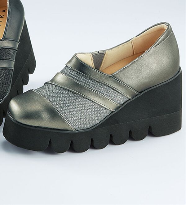 BELLUNA（ベルーナ）の「４Ｅ異素材切替キャタピラーシューズ（スリッポン）」｜ガンメタリック