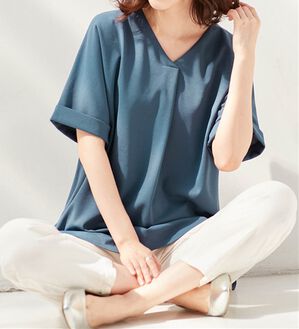 Viola e Viola（ヴィオラ エ ヴィオラ）の「【４つの機能付】ひんやり！すっきりＶネックＴシャツブラウス（カットソー）」｜スモーキーブルー