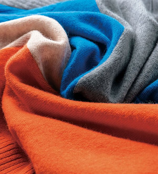 VINNO（ヴィノ）の「カシミヤ入・配色バックスリットニット（ニット・セーター）」｜詳細画像