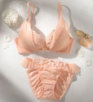 YU'NOW（ユナウ）の「ぷるるん谷間のノンワイヤーブラ＆ショーツ（ブラジャー＆ショーツセット）」｜サーモンピンクケミカルプリーツ
