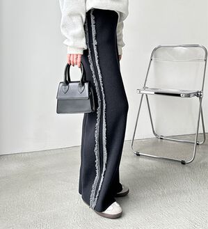 GeeRA（ジーラ）の「配色サイドフリンジニットパンツ（ワイドパンツ・ガウチョ）」｜ブラック