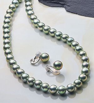 BELLUNA（ベルーナ）の「【２点セット】＜ＹＵＭＩ　ＫＡＴＳＵＲＡプロデュース＞着脱簡単シェルパール（ネックレス・ペンダント）」｜グレー