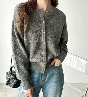 GeeRA（ジーラ）の「ゴールドボタン表面感クルーネックカーディガン（ニットカーディガン）」｜グレー