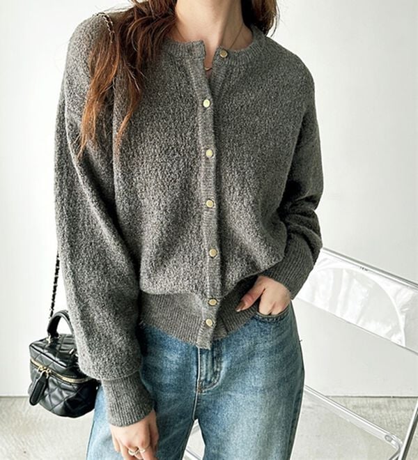 GeeRA（ジーラ）の「ゴールドボタン表面感クルーネックカーディガン（ニットカーディガン）」｜グレー