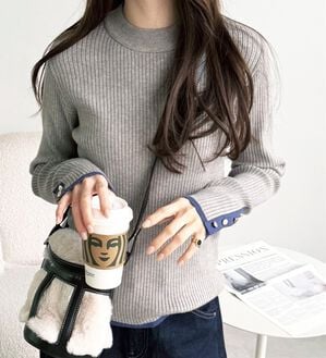 GeeRA（ジーラ）の「袖口ボタン配色ハイネックリブニット（ニット・セーター）」｜杢グレー
