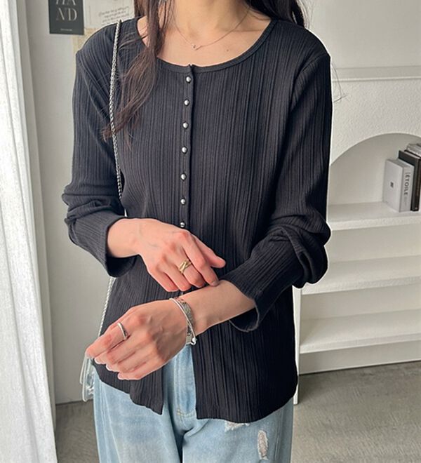 GeeRA（ジーラ）の「メニーボタンランダムリブトップス（カットソー）」｜詳細画像