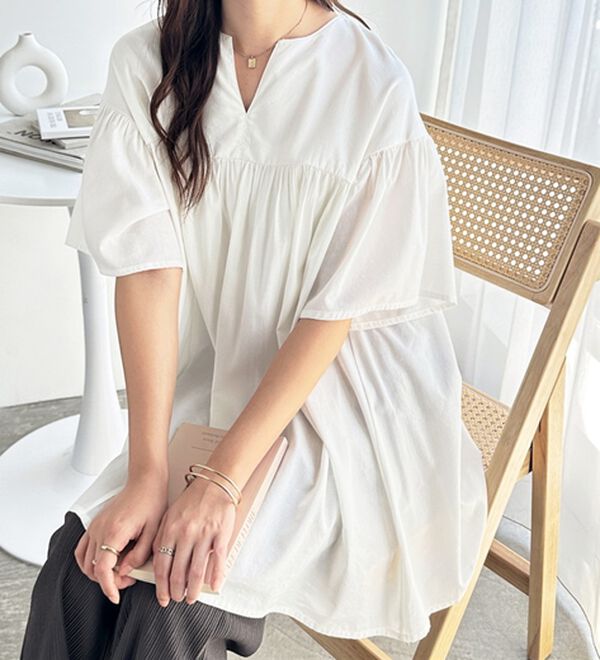 GeeRA（ジーラ）の「フレアー袖キーネックブラウス（ブラウス）」｜オフホワイト