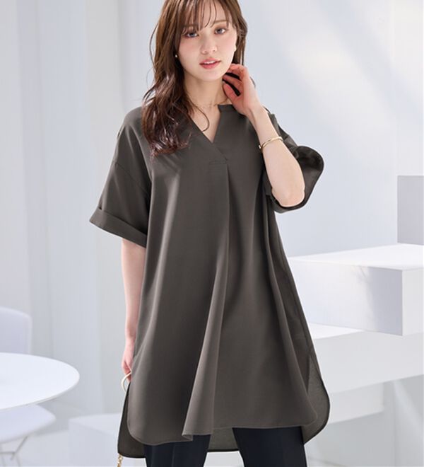 alotta（アロッタ）の「スキッパーとろみブラウスチュニック（ブラウス）」｜チャコール