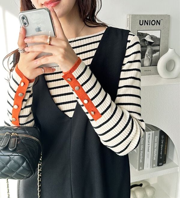 GeeRA（ジーラ）の「袖口ボタン配色ボートネックリブニット（ニット・セーター）」｜詳細画像