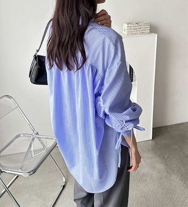 GeeRA（ジーラ）の「バックギャザー＆リボンデザインシャツ（シャツ）」｜詳細画像