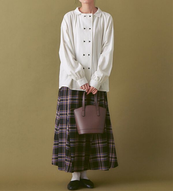 Viola e Viola（ヴィオラ エ ヴィオラ）の「さりげなく表面感を、綿１００%ダブルボタンブラウス（ブラウス）」｜詳細画像