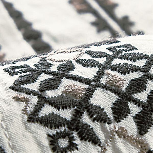 BELLUNA（ベルーナ）の「センターを飾る幾何柄刺しゅうブラウス（ブラウス）」｜詳細画像