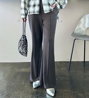 GeeRA（ジーラ）の「センターラインセミフレアカットパンツ（フルレングスパンツ）」｜チャコール