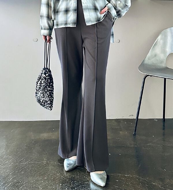 GeeRA（ジーラ）の「センターラインセミフレアカットパンツ（フルレングスパンツ）」｜チャコール