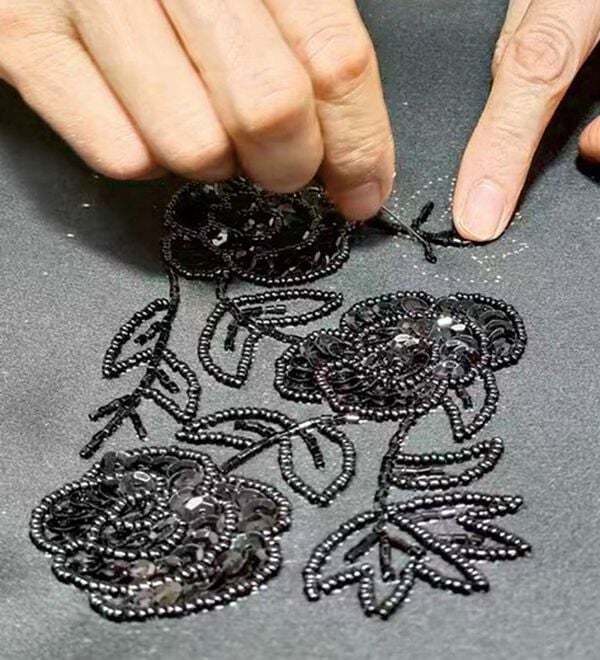 BELLUNA（ベルーナ）の「花刺繍が上品なビジューバッグ（ハンドバッグ）」｜詳細画像