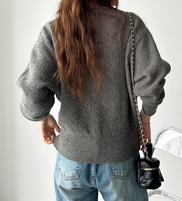 GeeRA（ジーラ）の「ゴールドボタン表面感クルーネックカーディガン（ニットカーディガン）」｜詳細画像