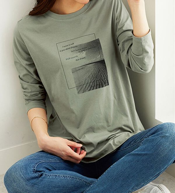 BELLUNA（ベルーナ）の「綿１００％ロゴデザインプルオーバー（カットソー）」｜カーキ