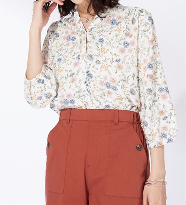 BELLUNA（ベルーナ）の「レーヨン素材ギャザー使いプリントブラウス（ブラウス）」｜詳細画像